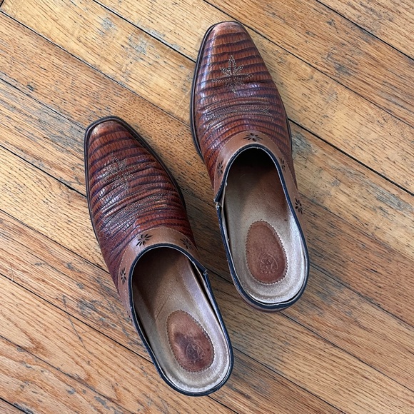 ARIAT western style pointed toe mules. Low heel. Genuine leather. 7. - Picture 2 of 6
